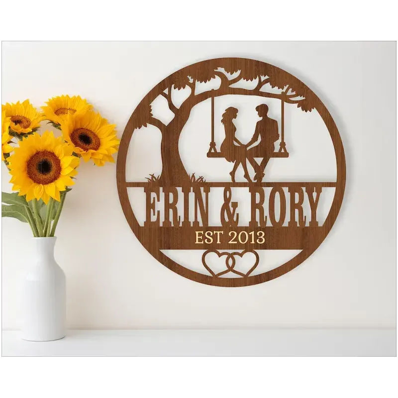 Letrero con nombre de pareja en columpio